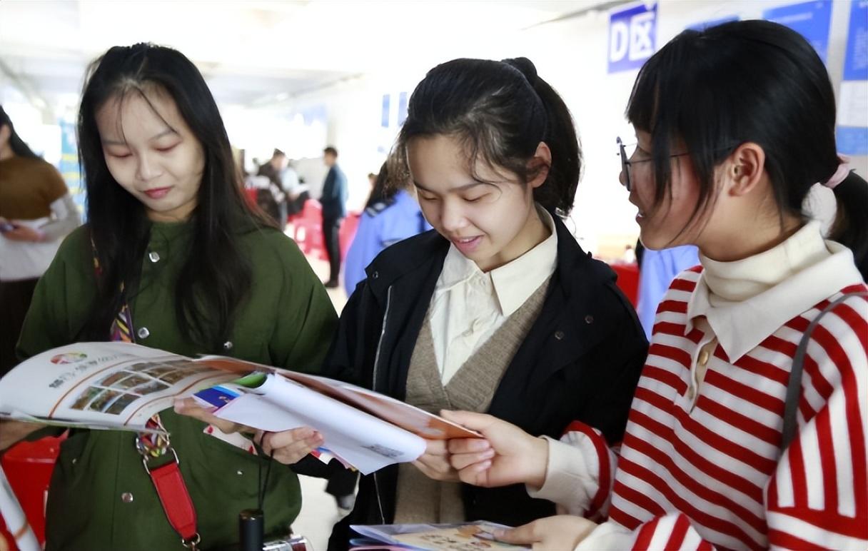 学生不得参与招生考试英语_招生考试英语参与得学生怎么写_招生考试英语参与得学生有哪些